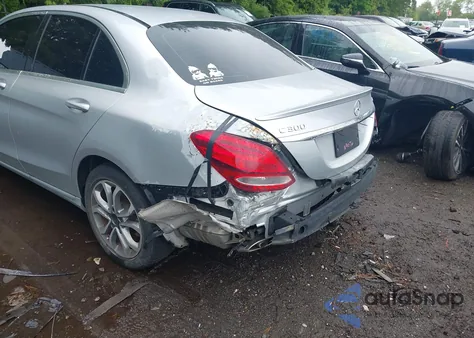 2017 Mercedes-Benz C 300 Luxury/Sport z USA, uszkodzony, nr VIN 55SWF4JB8HU191016